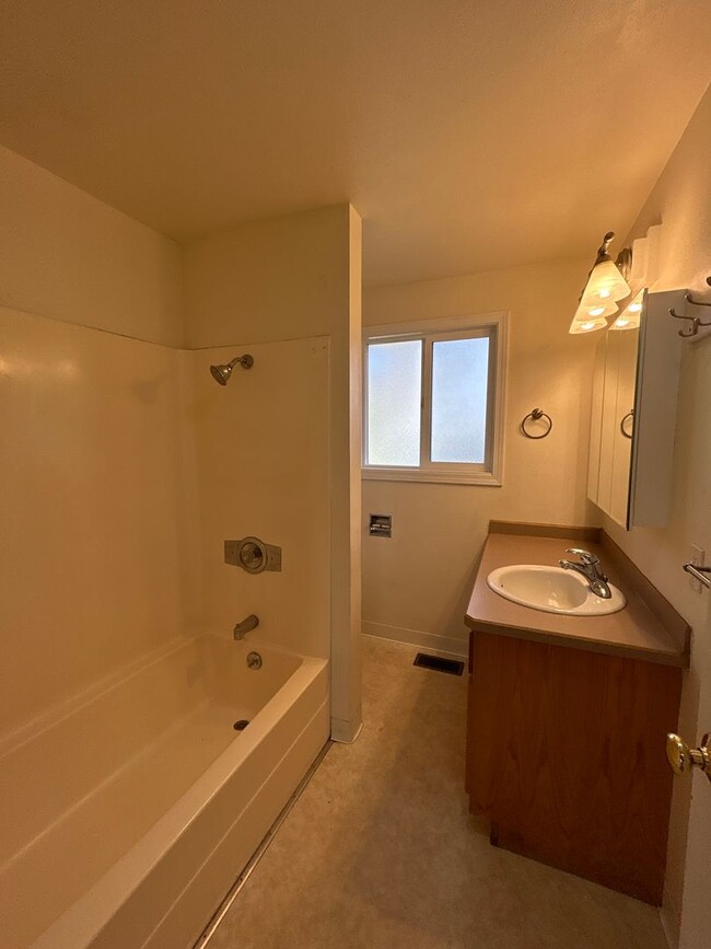 Building Photo - 2 Bedroom / 1.5 Bathroom Duplex in Redmond...