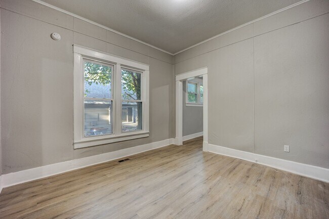 Building Photo - Freshly Updated 3 Bedroom House