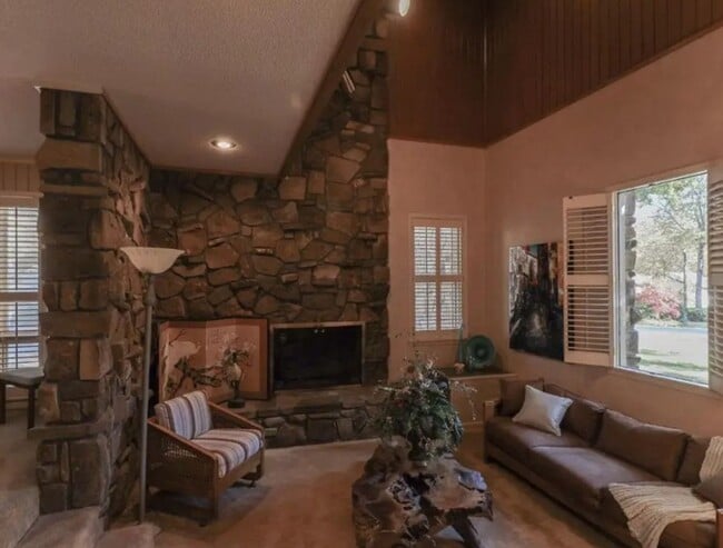 Building Photo - 2100 Paula Dr