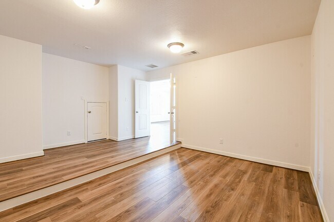 Building Photo - 1215 Redstone Glen Ln