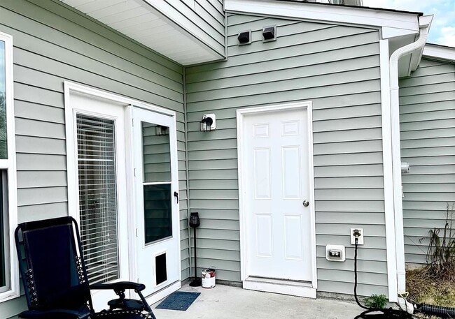 Building Photo - 3 bed, 2 1/2 End Unit Townhome with Open F...