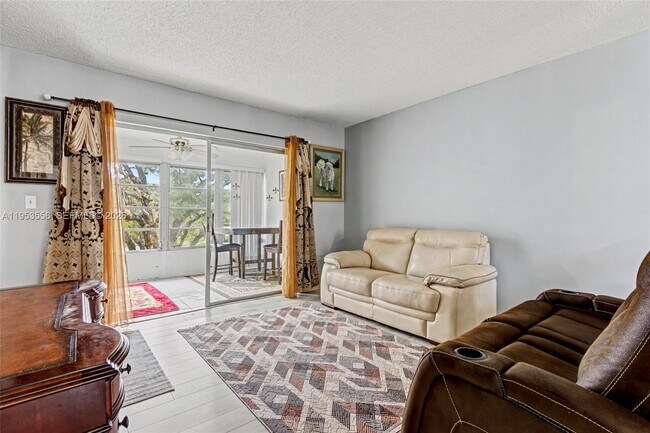 Building Photo - 1040 Country Club Dr