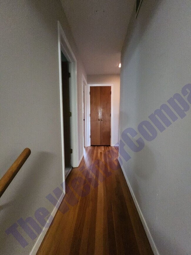 Building Photo - 4 Bedroom 2 bath House Available August 1st!