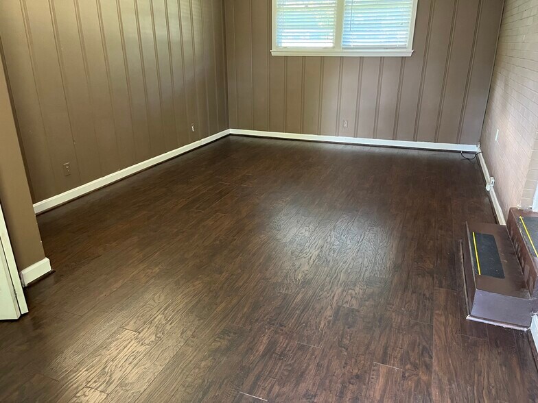 Building Photo - 619 Crieve Rd