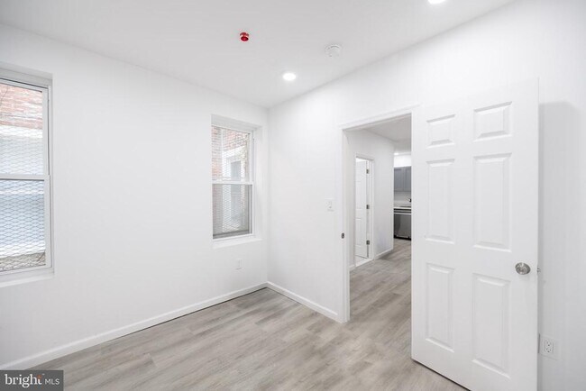Building Photo - 948 Belmont Ave