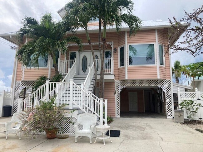 Building Photo - Family Friendly water front 3 Bedroom 3 bath Home with dock & lift -unfurnished-Available NOW