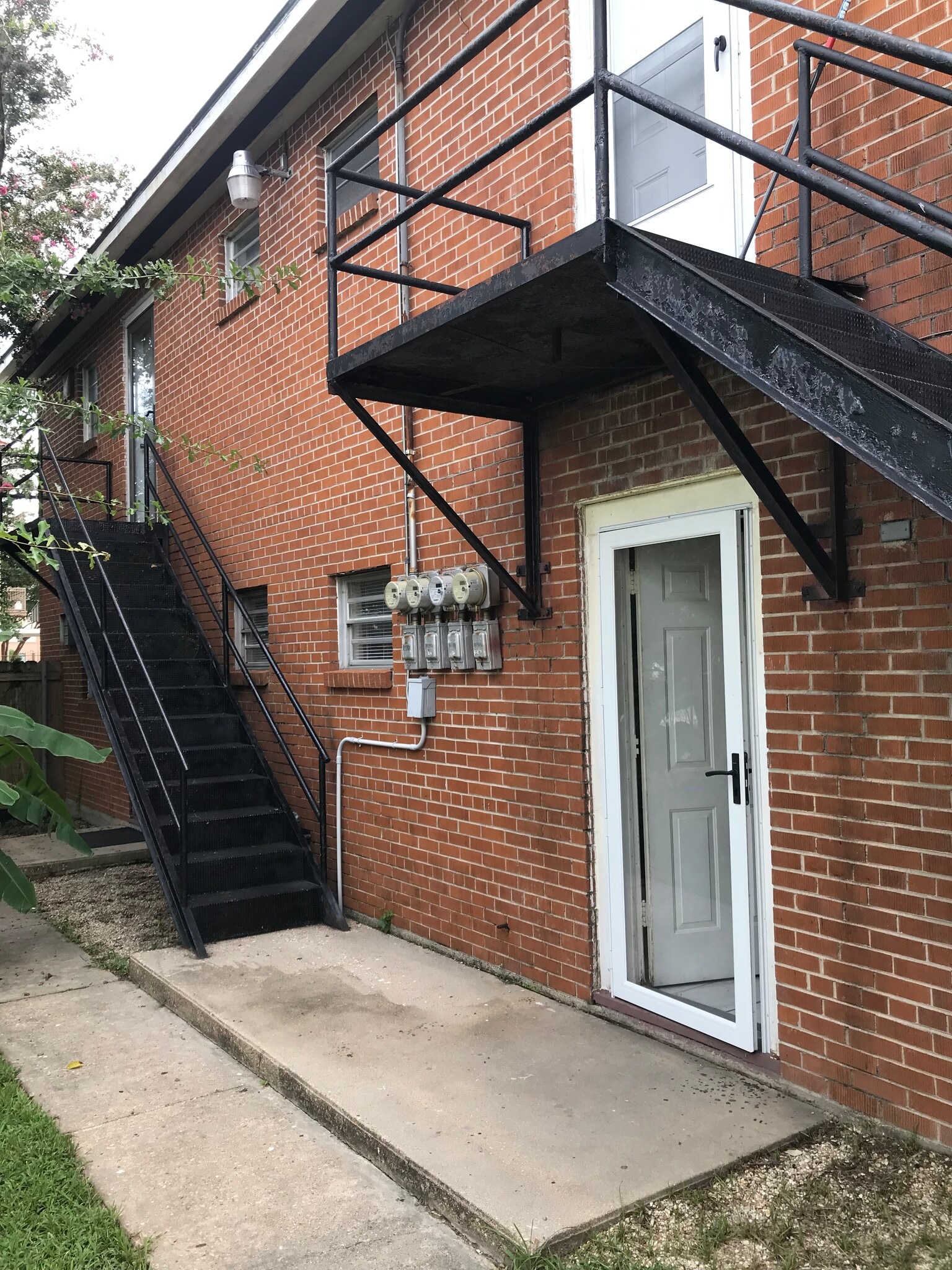 Building Photo - 944 Geranium St