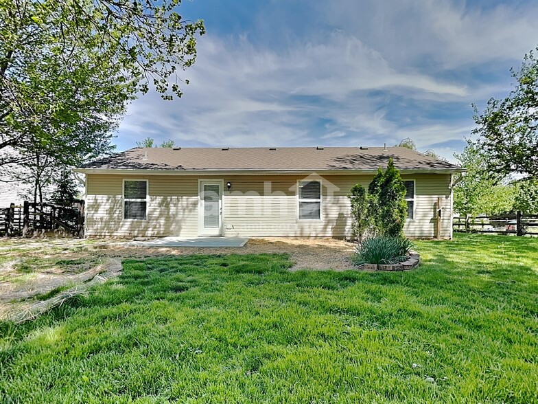 Building Photo - 19 Pond Ln