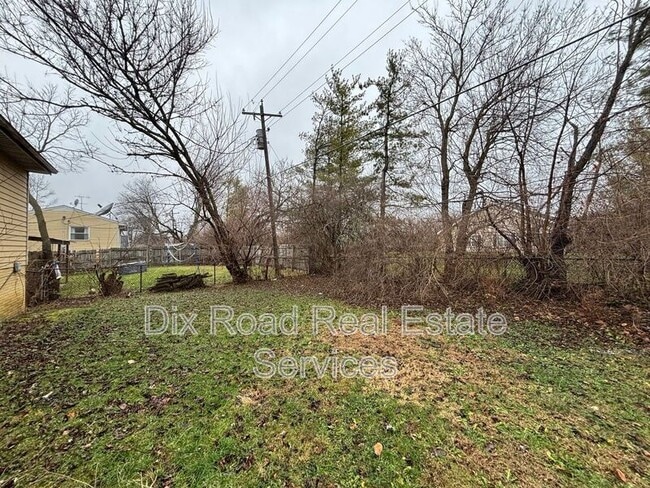 Building Photo - 3701 Greenview Dr