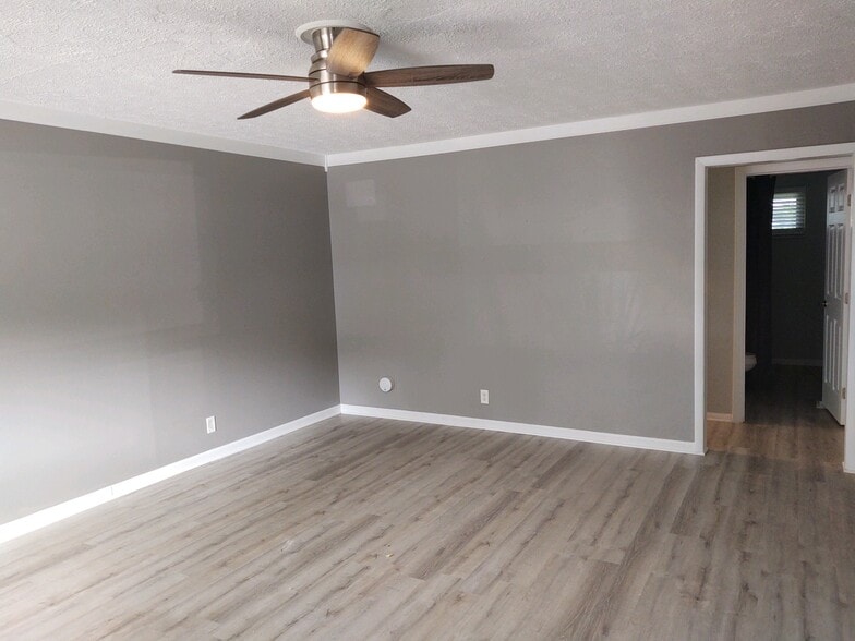 Living room - 140 Maple Dr