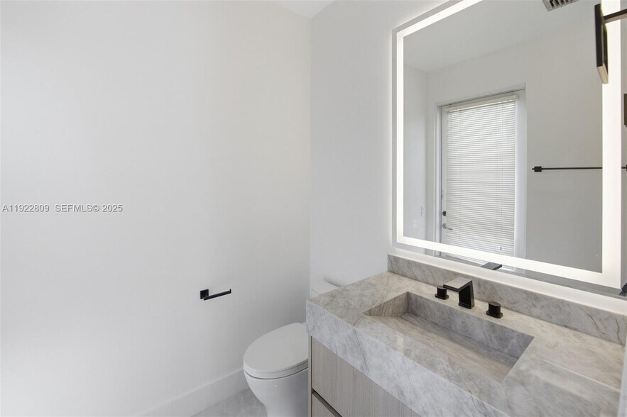 Building Photo - 3111 SW 12th St