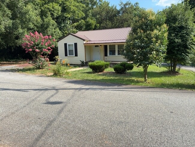 Primary Photo - 715 Delia St