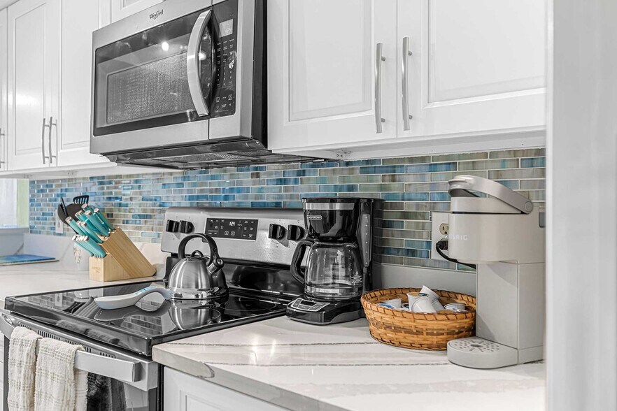 Building Photo - 39 Tulip Ave