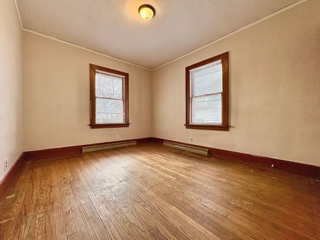 Building Photo - 1815 Kemble Ave