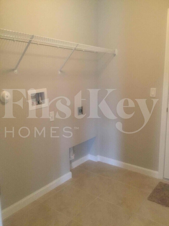 Building Photo - 3549 SW Rosardo St