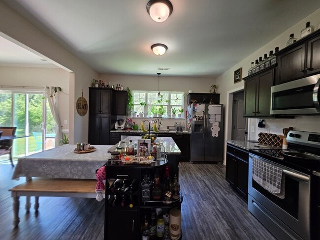 Building Photo - Spacious & Stylish Living Near Camp Lejeune with Expansive Fenced Backyard