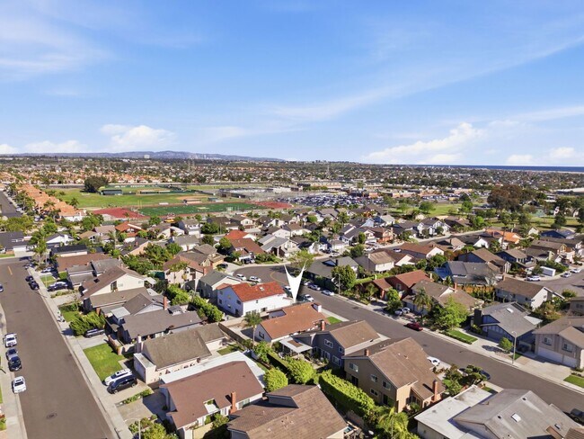 Building Photo - Beautifully Updated Huntington Beach 3 Bedroom / 2 Bathroom Home