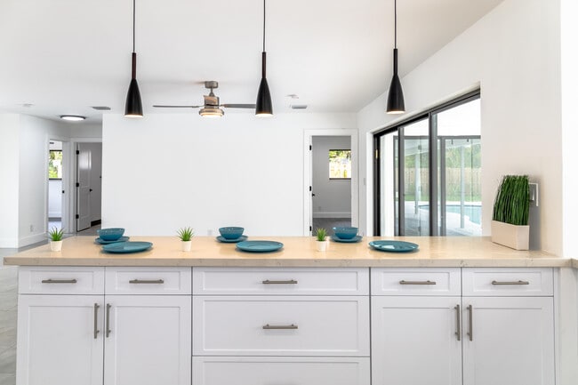 Building Photo - 1001 NW 6th Dr