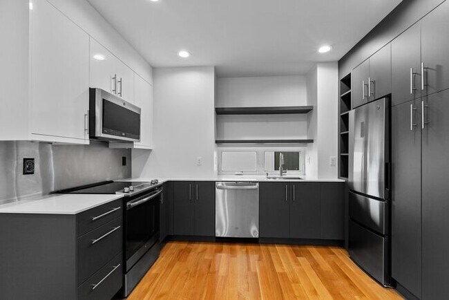 Building Photo - Sweet Ultra-Modern Air-Conditioned West Seattle Townhome w/ Parking