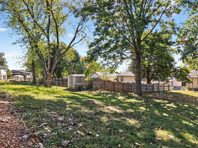 Building Photo - 1415 Lindsay Ln