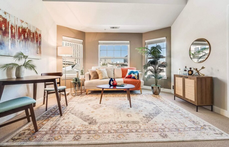 Living/dining space - 555 10th St