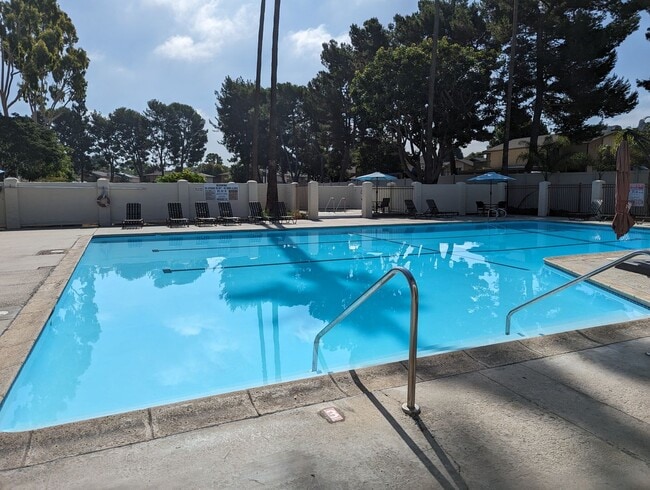 Building Photo - Light and bright 2 bedroom 2 bathroom condo available April 25, 2025