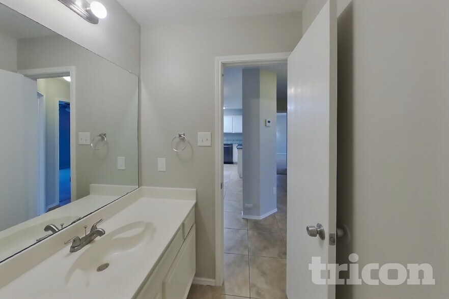Building Photo - 413 Rustic Grove Ln