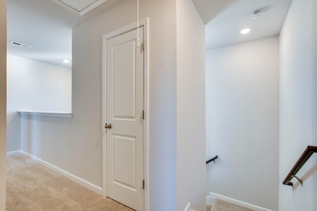 Building Photo - 2404 Alberto Dr