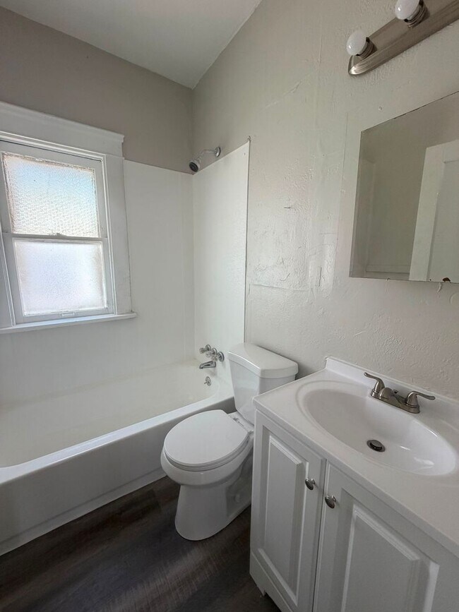 Building Photo - 10012 Manor Ave