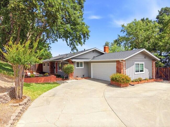 Building Photo - Spacious 4-bedroom 2-Bath in Desirable Area in Walnut Creek!
