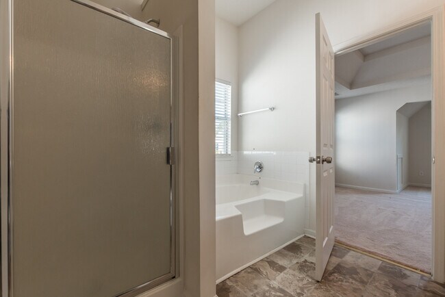 Building Photo - Spacious 4 bedroom 2.5 bath