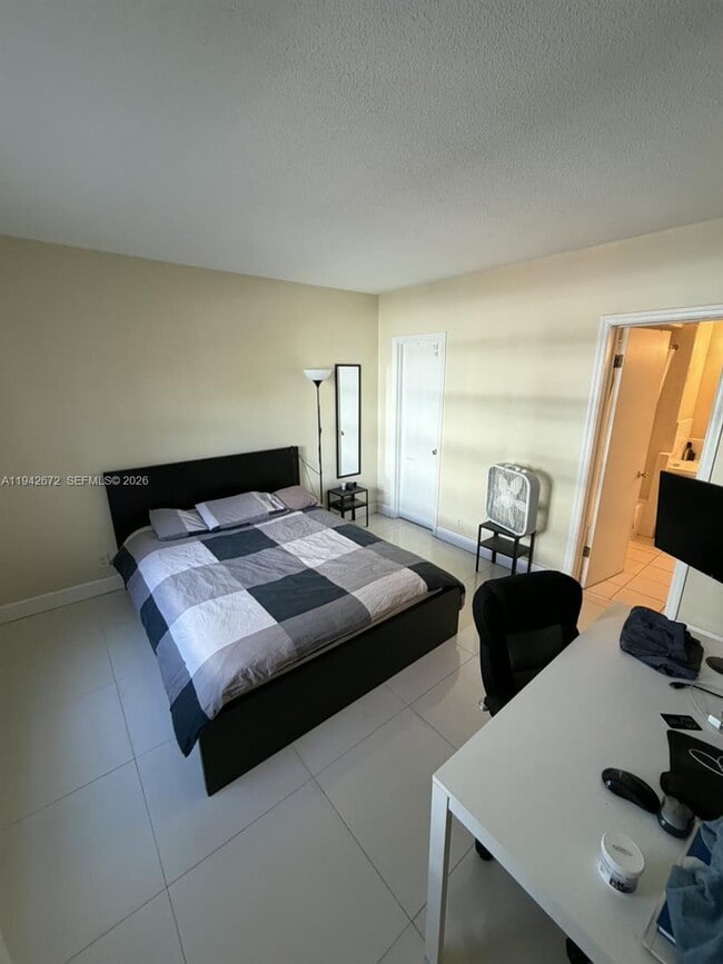 Building Photo - 2424 SE 17th St