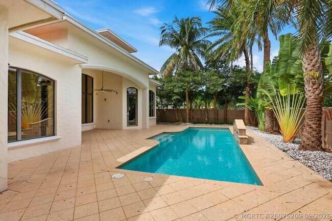 Building Photo - 260 NE Wavecrest Ct