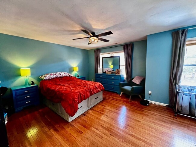 Building Photo - Beautiful End Unit Townhouse