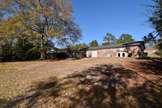 Building Photo - 3 Bed/1.5 Bath home off Meadowbrook Drive ...