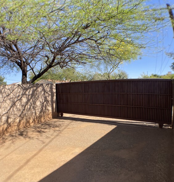 Private parking / Manual rolling gate - 1728 E Waverly St
