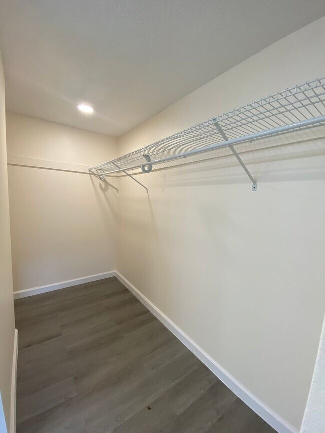 Building Photo - NEWLY RENOVATED 2 BED 2 BATH CONDO NEAR UC...