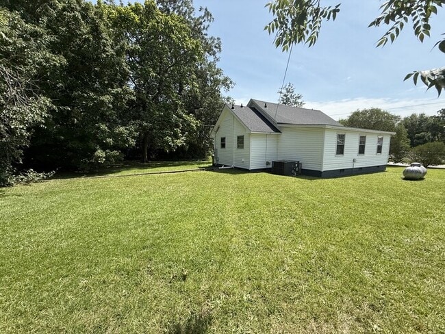 Building Photo - 3 bd 2 ba House