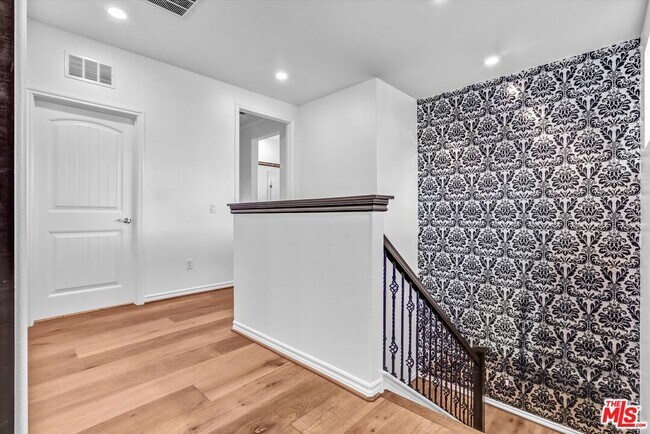 Building Photo - 577 Comet Ave