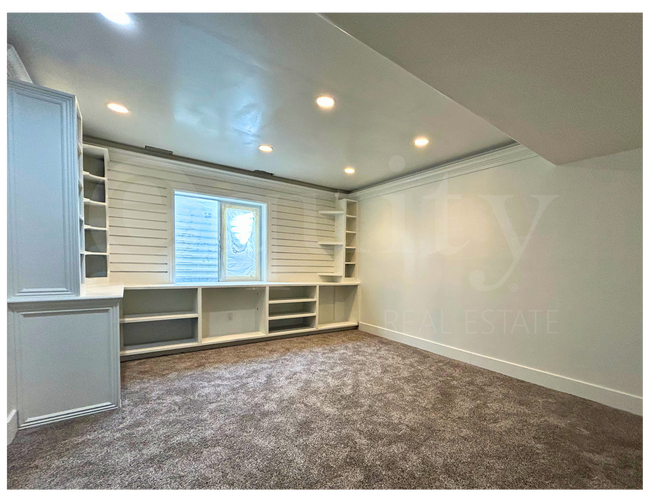 Building Photo - 8045 N Plum Creek Dr