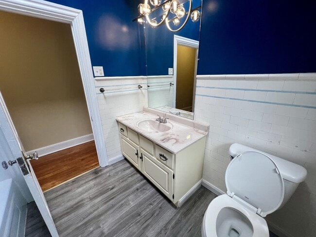 Building Photo - 533 W Walnut St