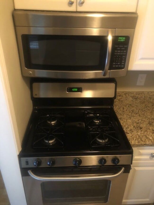 Building Photo - 6980 Roswell Rd