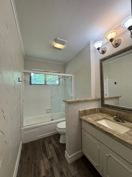 Building Photo - 302 Mobile Dr
