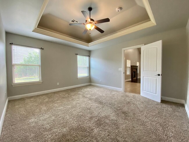 Building Photo - 4 Bed, 2 Bath in Gated Edmond Neighborhood