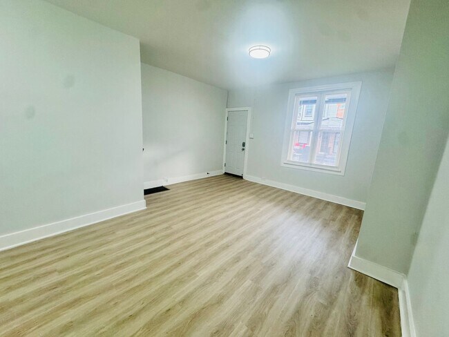 Building Photo - Refreshed 3BR/1.5Bth Home! Section 8 Only