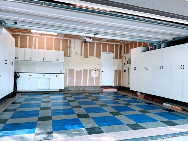 Building Photo - Breathtaking 3 Bed / 2.5 Bath Single Story...