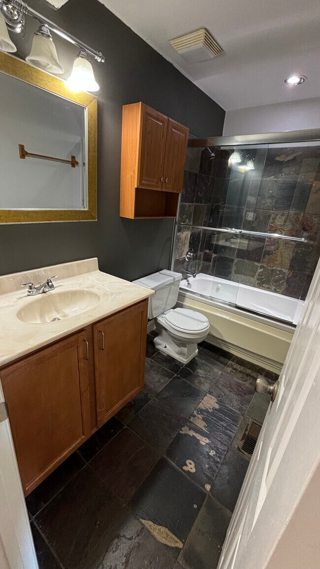 Building Photo - 1915 Senate St