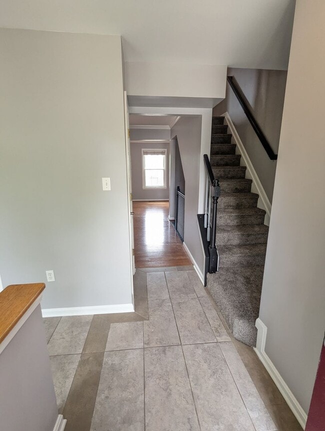 Building Photo - Beautifully maintained townhouse in establ...