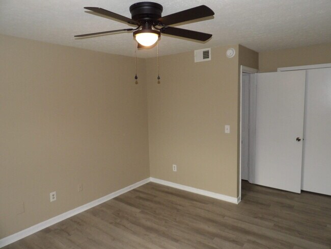 Building Photo - 140 Landings Dr