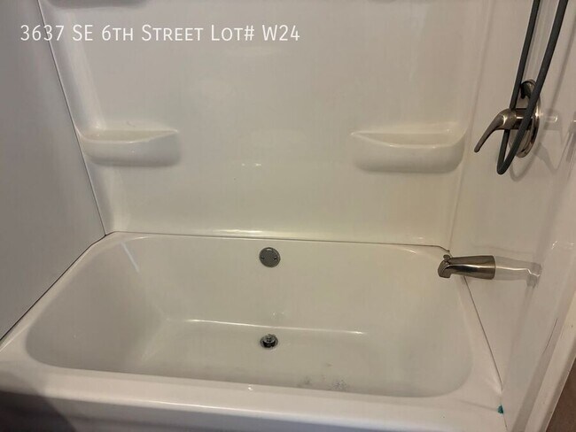 Building Photo - 3637 SE 6th St